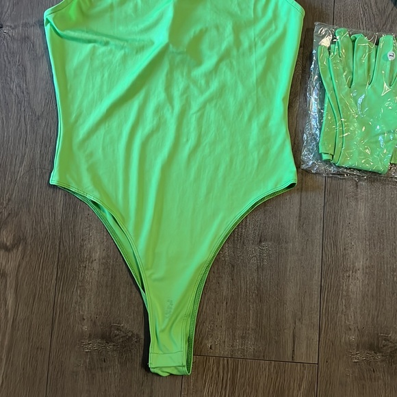 Neon green bodysuit with high gloves. - Picture 4 of 8